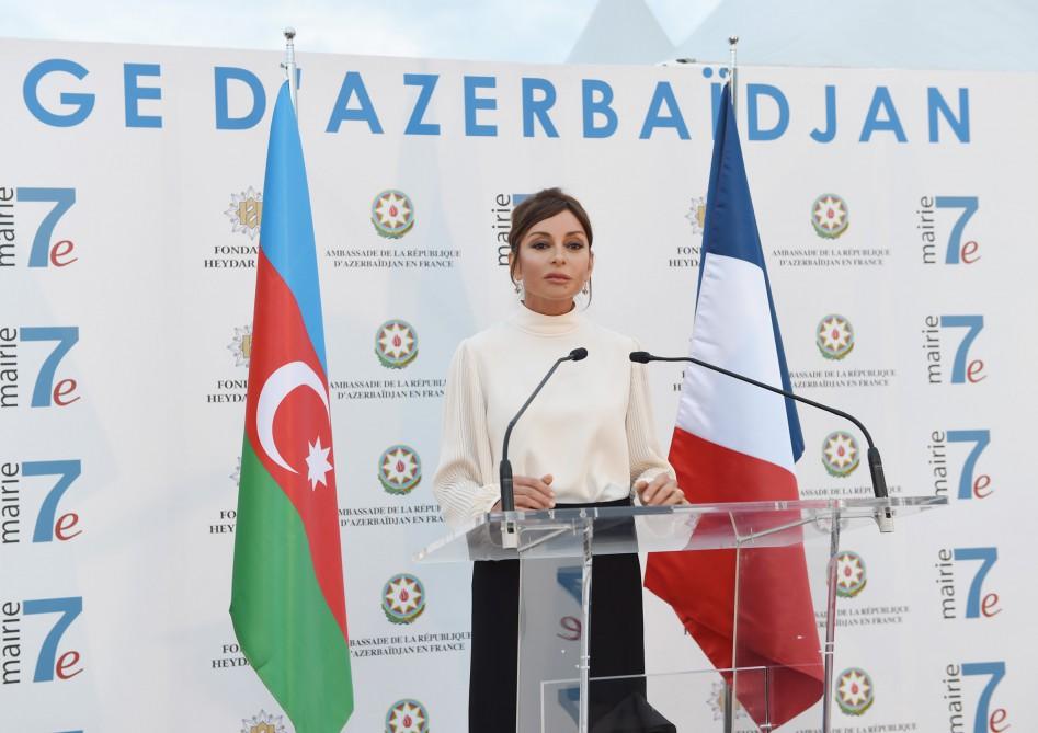 Mehriban Əliyeva Parisdə &ldquo;Azərbaycan şəhərciyi&rdquo;nin a&ccedil;ılışında - FOTO