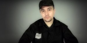 İŞİD Federal Təhl&uuml;kəsizlik Xidmətinin zabitini əsir g&ouml;t&uuml;r&uuml;b - VİDEO