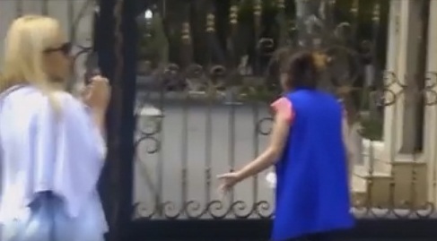 26 yaşlı qız Səhiyyə Nazirliyinin qarşısında nəyə etiraz etdi? - A&Ccedil;IQLAMA  