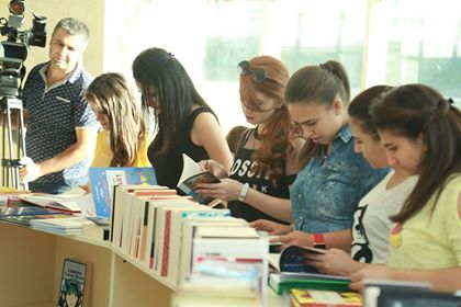 Qafqazın ən b&ouml;y&uuml;k &ldquo;Kitab Evi&rdquo;ndə oxucu izdihamı - FOTOLAR