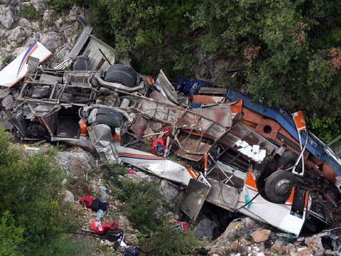 Avtobus çaya düşdü, 24 nəfər öldü
