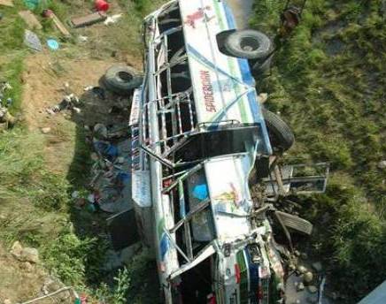 Avtobus aşdı, 14 nəfər öldü