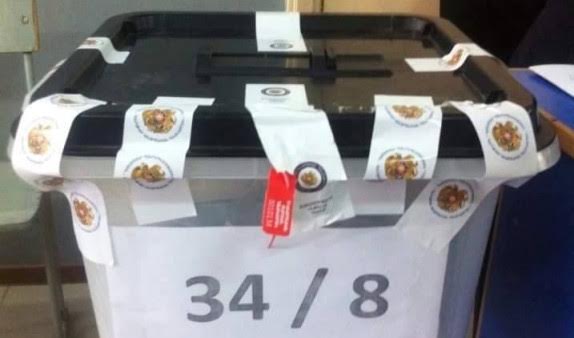 Ermənistanda hakim partiyanın &uuml;zv&uuml; jurnalistin kamerasını sındırdı