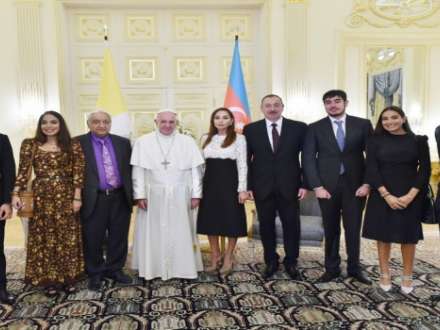 Roma Papasının prezident ailəsi ilə g&ouml;r&uuml;ş&uuml; - FOTOLAR  &nbsp;