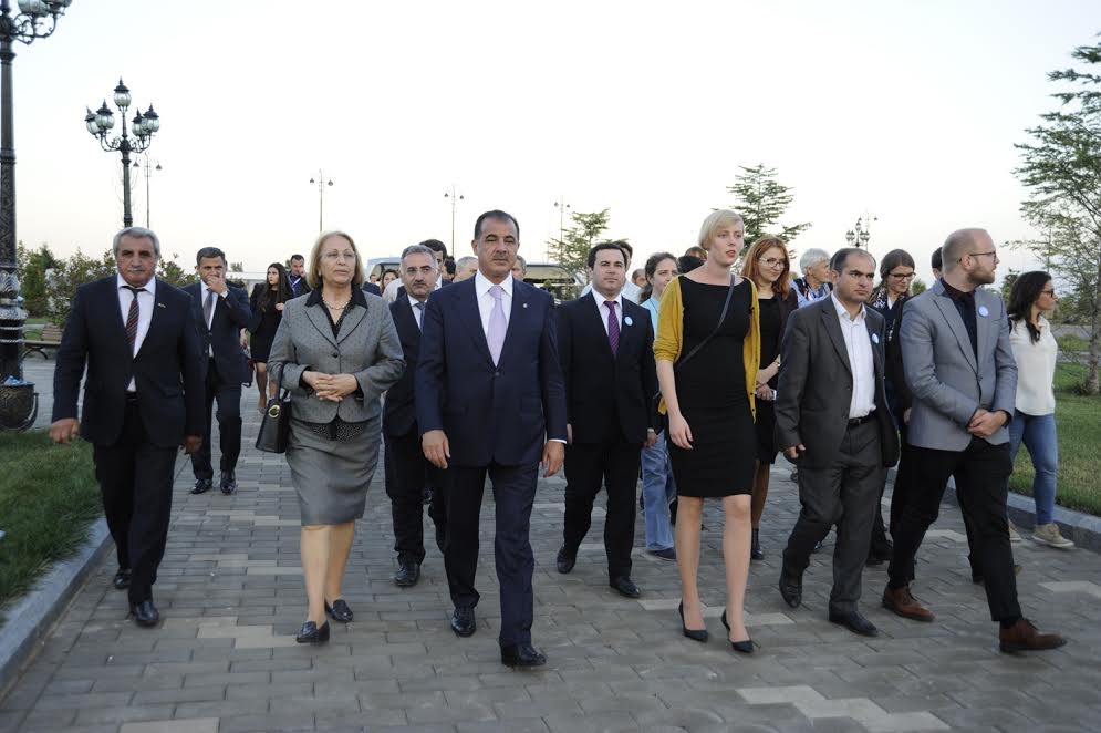 Elmar Vəliyev tamaşaya baxdı - FOTO