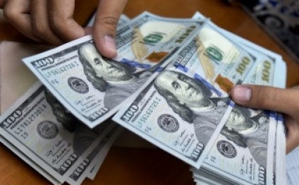 Azərbaycanda dolların məzənnəsi aşağı d&uuml;şd&uuml;  