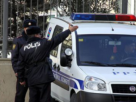 Dələduzluq və soyğun&ccedil;uluq edən &ldquo;polislər&rdquo; tutuldu
