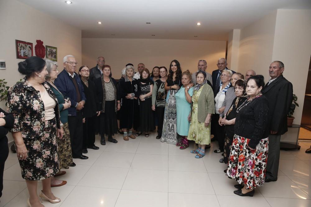 Leyla Əliyeva ahıllara baş &ccedil;əkib - FOTOLAR 