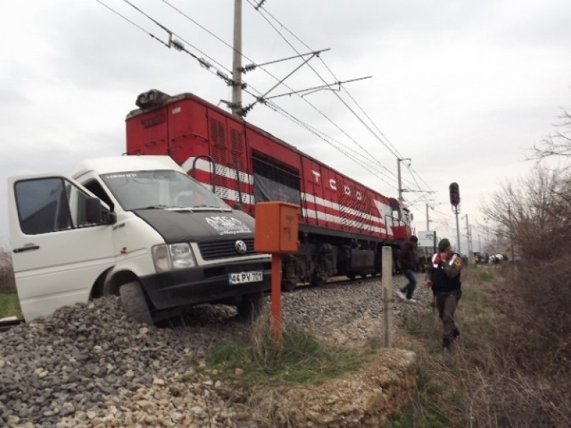 Bakıda &ldquo;QAZel&rdquo; elektrovozla toqquşdu, &ouml;lən var  