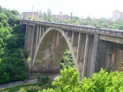 Yerevana iş axtarmağa gələn gənc &ouml;z&uuml;n&uuml; k&ouml;rp&uuml;dən atdı