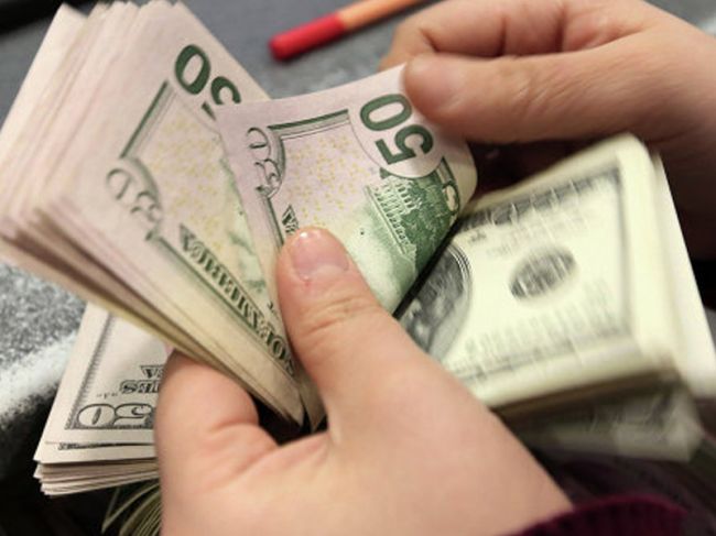 Azərbaycandan 800 min dollar aparanlar saxlanıldı  