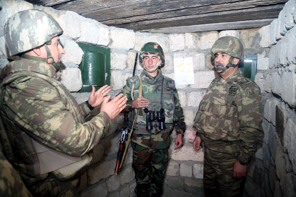 Zakir Həsənov &ouml;n cəbhədə səngərə getdi - FOTOLAR  