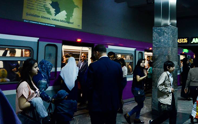 22 yaşlı gənc &ouml;z&uuml;n&uuml; sevgilisinə g&ouml;rə relslərin &uuml;st&uuml;nə atıb -&nbsp;Təfərr&uuml;at
