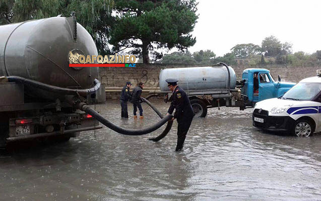 Suyun &ccedil;əkilməsinə polislər də cəlb olundu - FOTOLAR