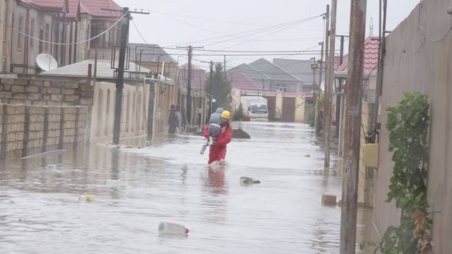 Bakıda evləri su basdı: 77 nəfər təxliyə olundu- FOTOLAR
