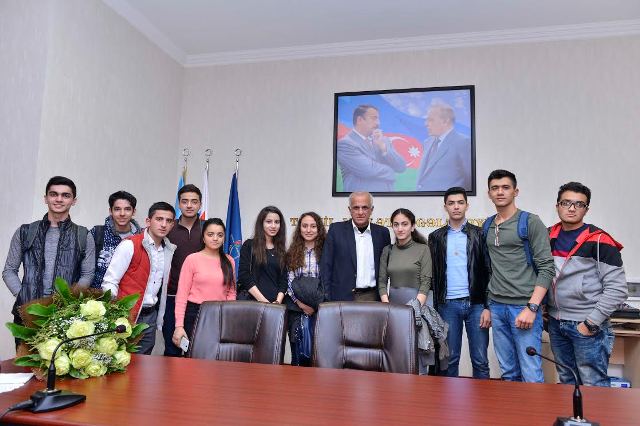 Tələbələr xalq artisti Fuad Poladovla g&ouml;ruşd&uuml;lər - FOTO