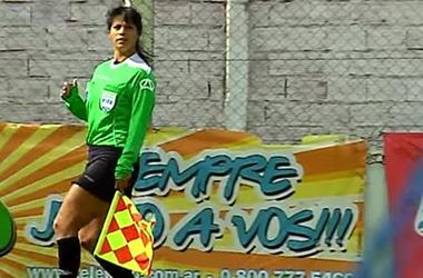 Futbol&ccedil;u oyundan sonra qadın hakimi d&ouml;yd&uuml;