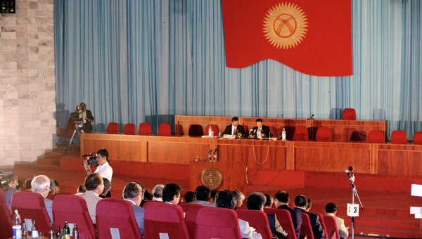 Qırğızıstan hökuməti istefaya göndərildi