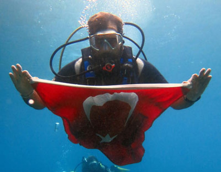 Ege dənizinin dibinə 93 T&uuml;rkiyə bayrağı sancdılar