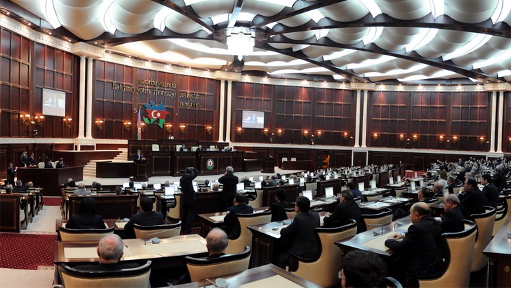 YAP-çı millət vəkili: “Onlar hiyləgər, ikiüzlü, üzə gülüb arxada danışan, nankor deputatlardır”