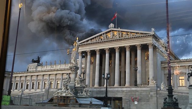 Parlamentin damı yandı