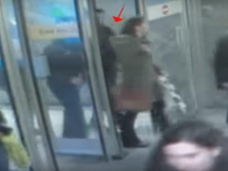 Metroda qadının telefonunu belə apardılar - VİDEO