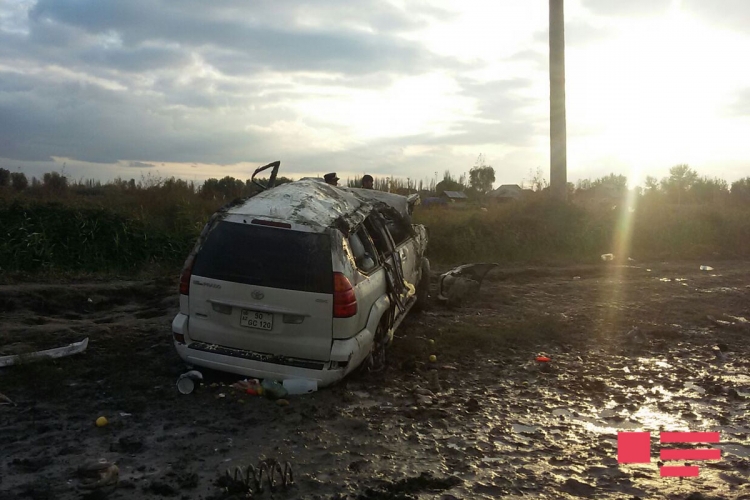 "Toyota Prado" aşıb, 3 nəfər yaralandı- Ucarda -Foto