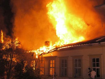 Bakıda 45 yaşlı kişi evində yanaraq öldü  