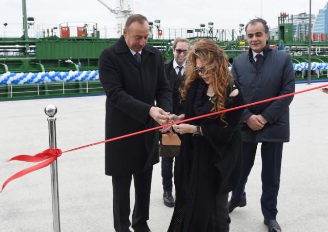 Prezident yük gəmisinin istismara verilməsi mərasimində olub