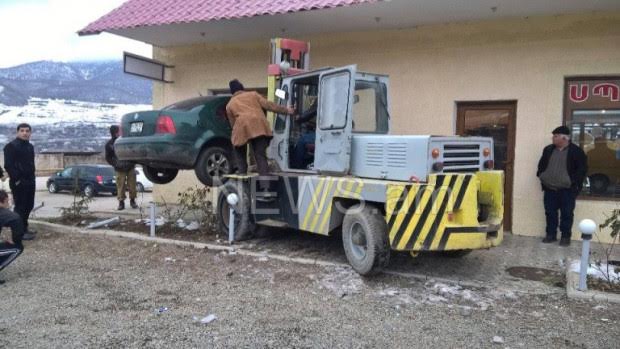 Erməni hərb&ccedil;i avtomobillə mağazaya u&ccedil;du