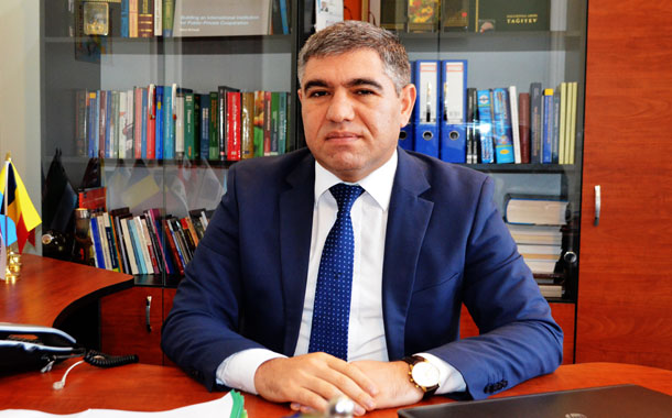 “Çay evlərində yüksək faizli plastik kart paylayan banklar müflisləşməli idi”