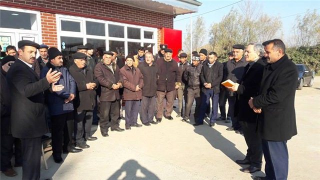 Əflatun Amaşov seçicilərlə görüşüb