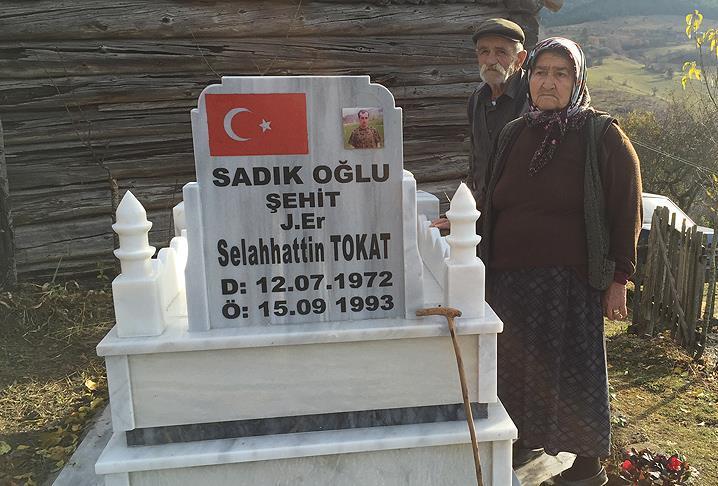 Bir kəndin yeganə sakinləri &ndash; Yaşlı ər-arvad şəhid oğullarının məzarını tək buraxmaq istəmir  