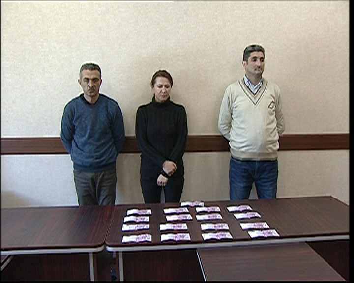 Bakıda saxta avro satanlar tutuldu - FOTO