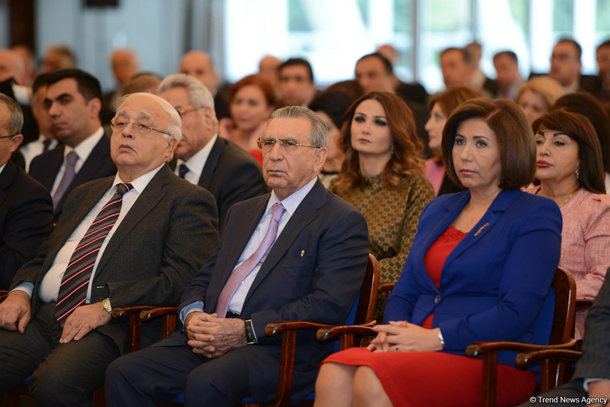 "İlham Əliyev. Prezidentin portreti dəyişikliklər fonunda" kitabının təqdimatı keçirilib - FOTO 