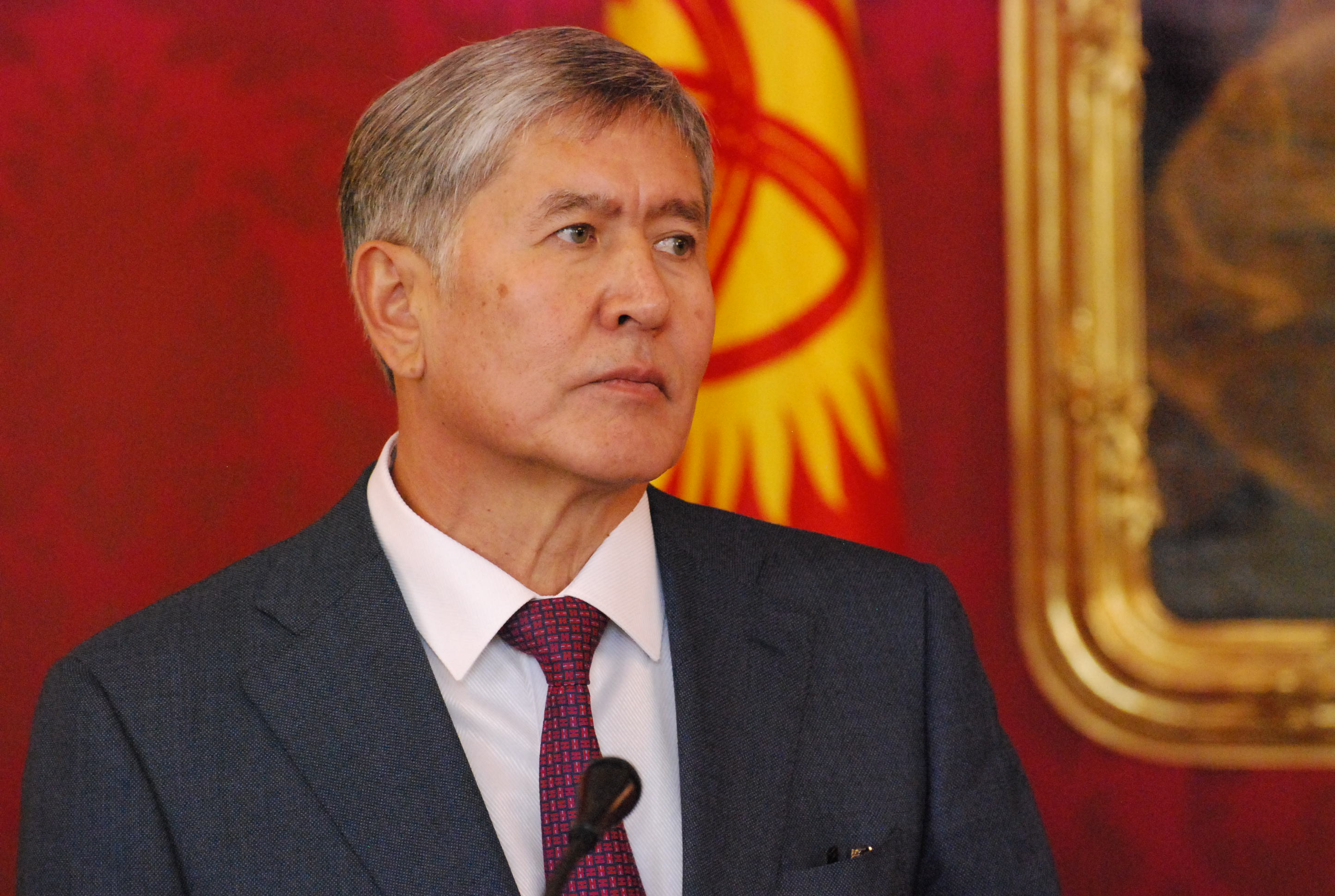 Atambayev: “Rusiya hərbi bazası Qırğızıstanı tərk etməlidir”