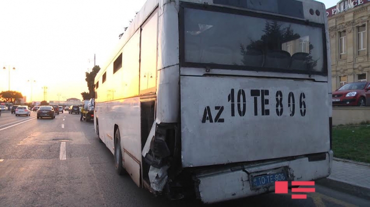 Avtobus minik avtomobilinə çırpılıb: 1 ölü, 1 yaralı 