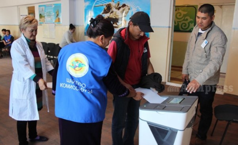 Qırğızıstanda referendum baş tutub