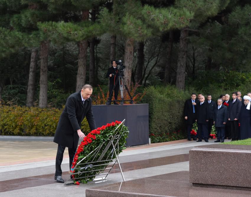 Prezident Heydər Əliyevin məzarını ziyarət etdi