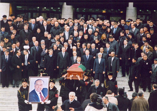Bir şəklin tarixşəsi: Heydər Əliyevlə vida mərasimi  