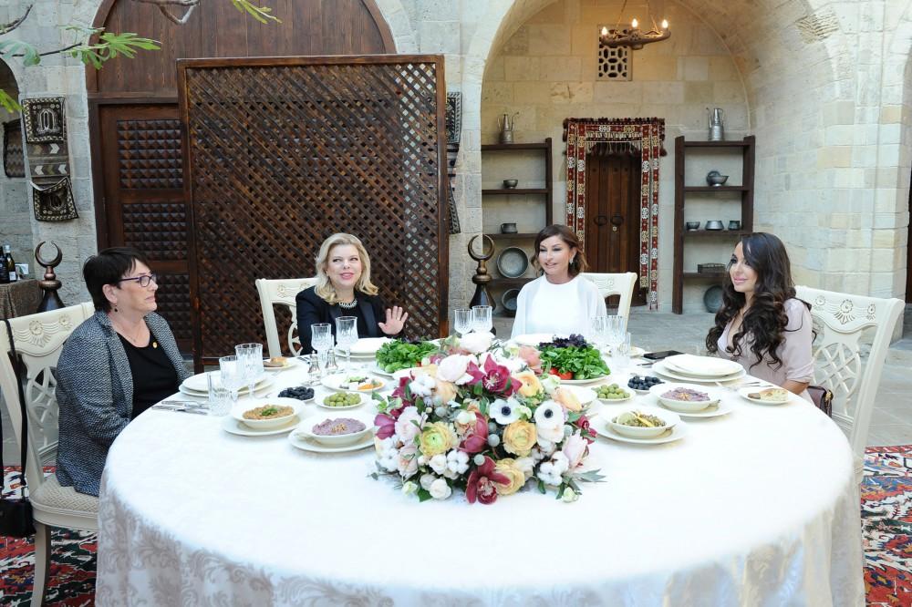  Mehriban Əliyeva Netanyahunun xanımı ilə naharda - FOTOLAR 