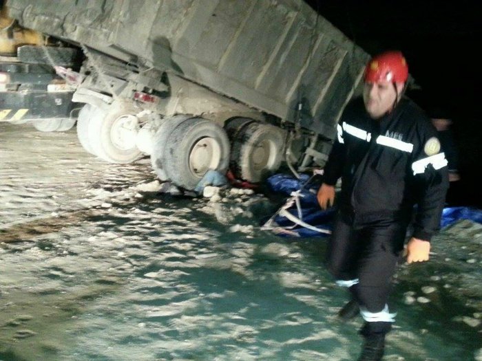 Bakıda maşın beton divara çırpıldı - 2 nəfər yaralandı