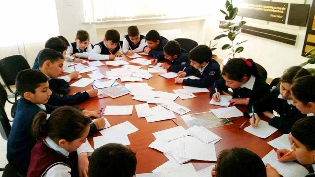 Bakıda şagirdlər “Əsgərə məktub” yazırlar