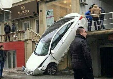 Bakıda avtomobil 2-ci mərtəbədən küçəyə aşdı - Foto