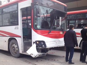 Sərnişin avtobusu qəza törədib, ölən və yaralanan var