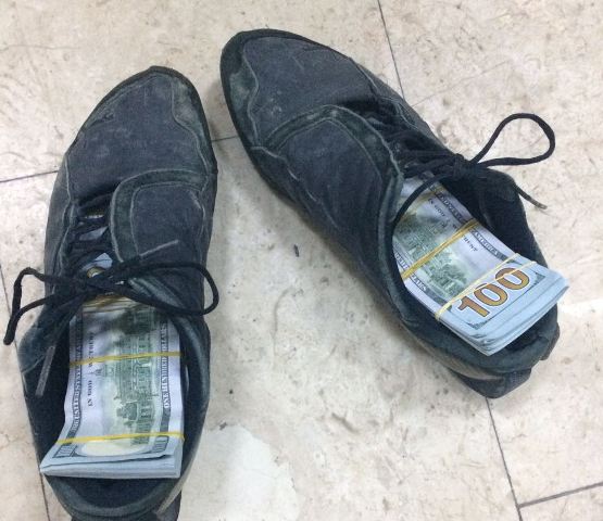 Ayaqqabısında 120 min dollar aparanlar saxlanıldı - FOTO  