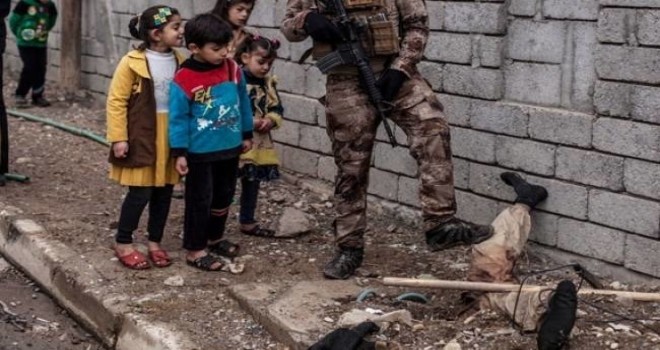 İŞİD terrorçusunu öldürüb başı aşağıı basdırdılar