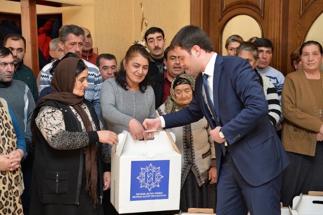 Heydər Əliyev Fondunun təşəbbüsü ilə 165 mindən çox ailəyə sovqat verilir