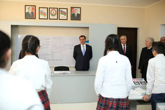 Gəncədə lisey kompleksinin təmirdən sonra açılışı olub