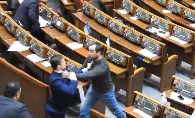 Parlamentdə iki deputat savaşdı: VİDEO 